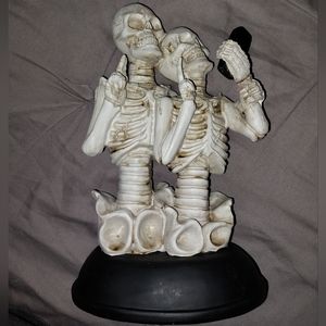 Skeleton picture statue